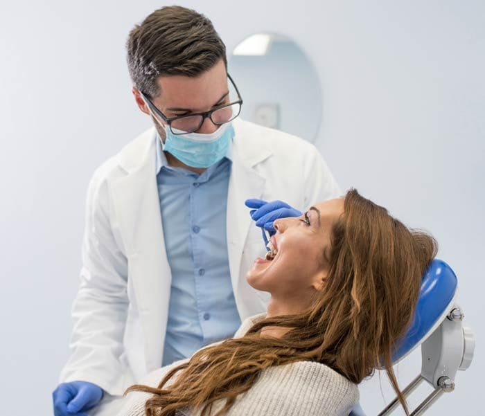 mujer en una revisión en el dentista