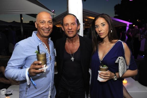 El diseñador Custo Dalmau con dos de los invitados a la fiesta de aniversario
