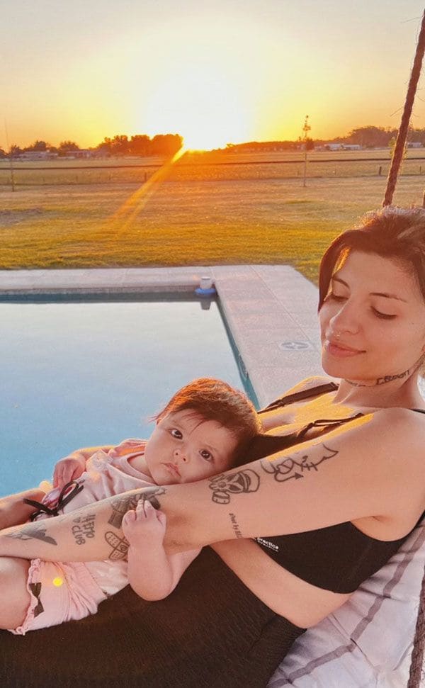 Cazzu y su hija Inti