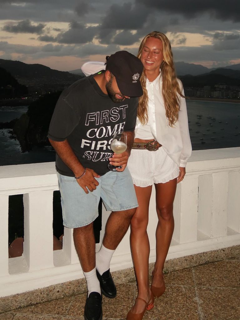 Jencarlos Canela se dejó ver muy feliz con su novia Olivia Elliott en San Sebastián