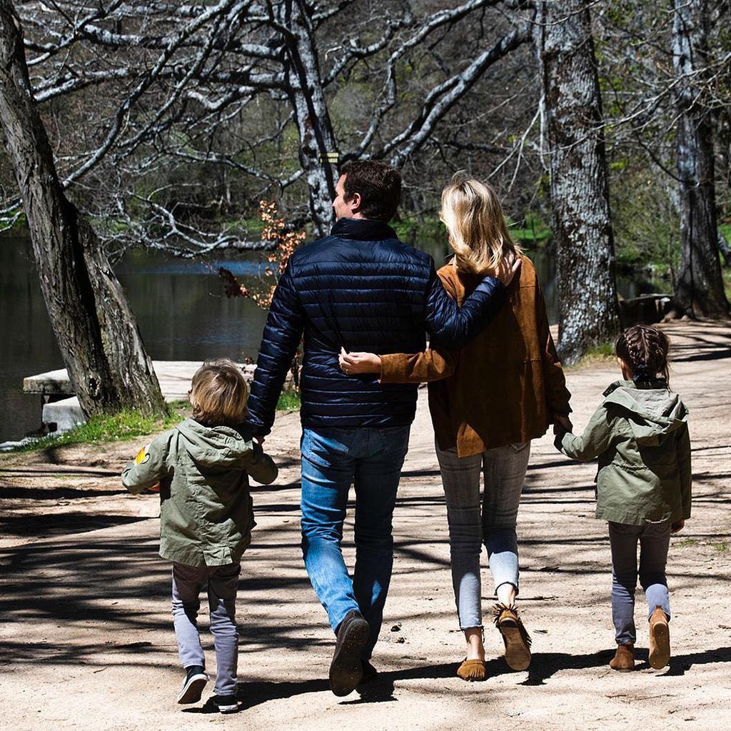 Pablo Casado y su mujer con sus dos hijos