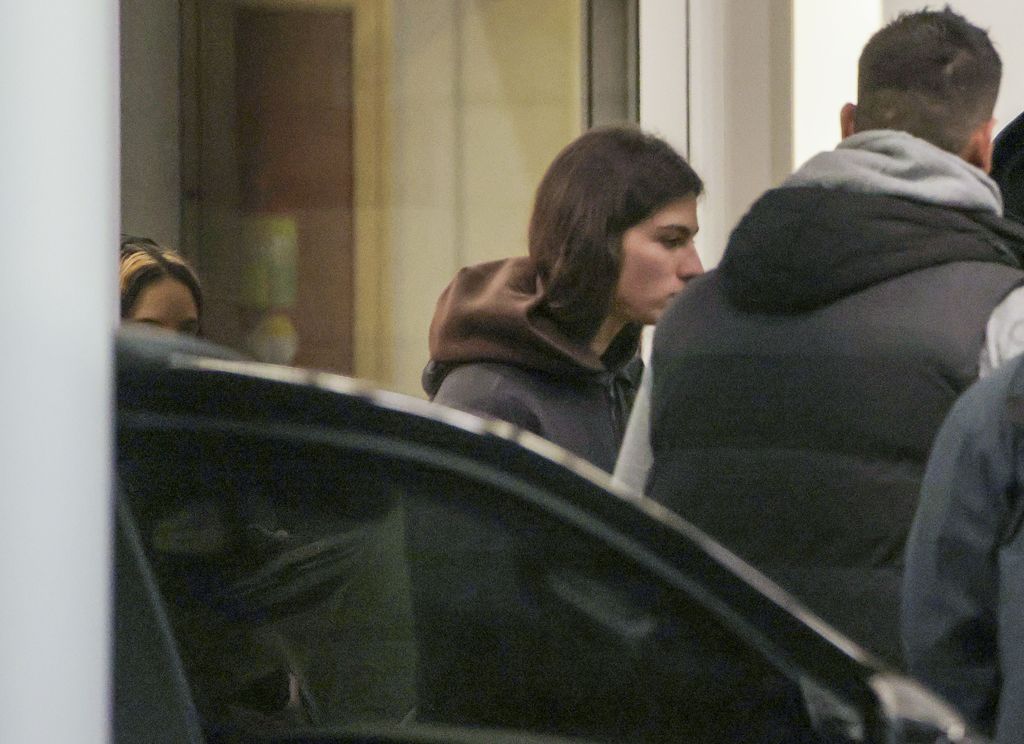 Rosalía llegó a Buenos Aires junto a la modelo Loli Bahia, su rumorada pareja.