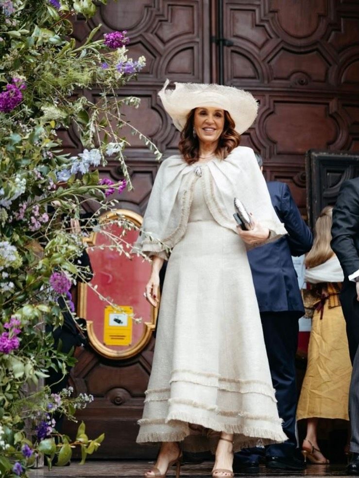Madre de la novia con pamela blanca