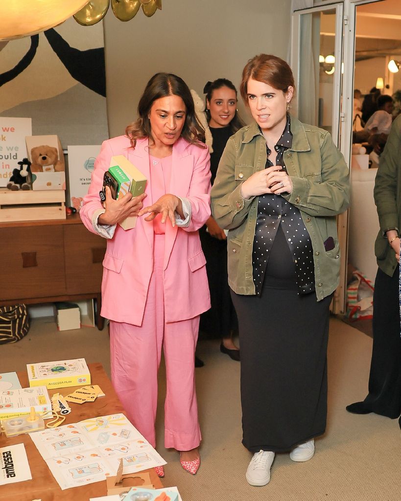 Eugenia de York con una de las organizadoras del evento al que ha acudido.