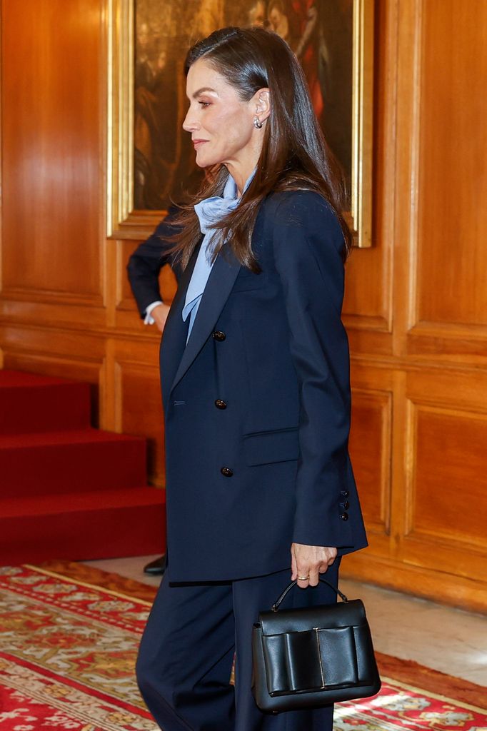 La reina Letizia durante la recepción a los premiados con el título de Hijo Adoptivo de Asturias y las Medallas de Oro de Asturias