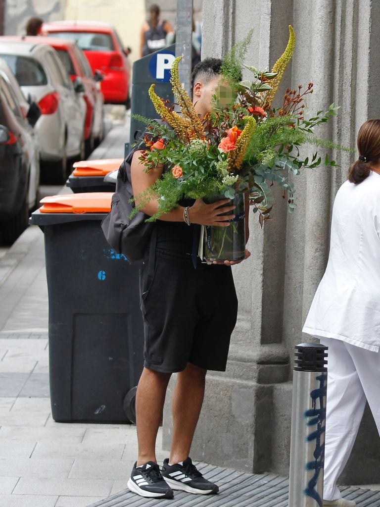 Un repartidor entrega un ramo de flores en la casa de Sofía Palazuelo tras dar a luz a su tercer hijo, Fernando