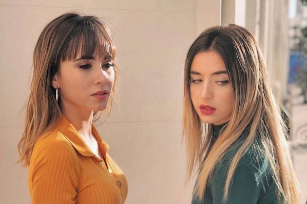 Primer plano de Aitana Ocaña y Lola Índigo en una escena del single 'Me quedo'