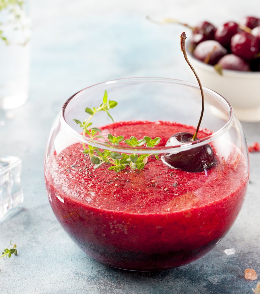 Gazpacho de cereza, presentado en bonitos vasos individuales. 