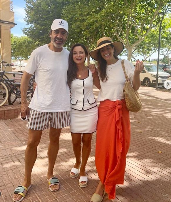 Nuria Roca y Juan del Val, junto a Laura Cardoso (al frente de la pastelería Forn Can Bep.