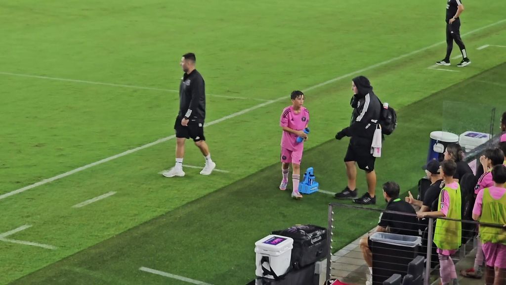 Thiago, de 12 años, salió de la cancha de juego para tomar un descanso. 