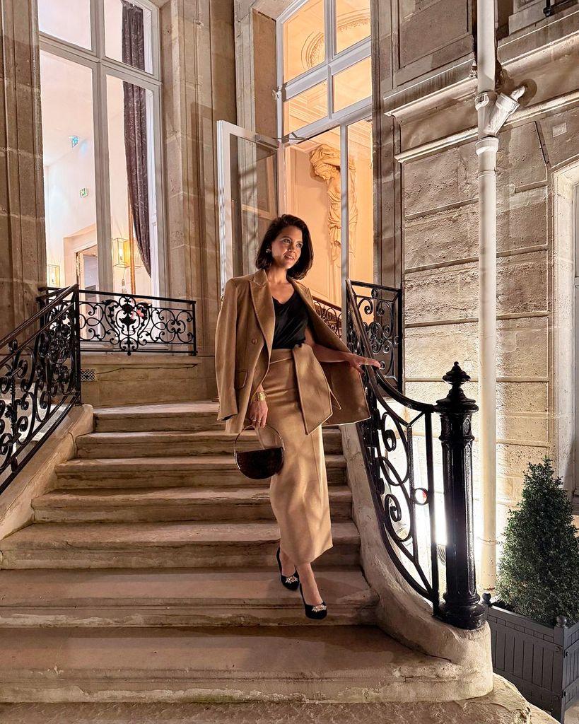Isabelle Junot con falda beis de Max Mara O/I 2024