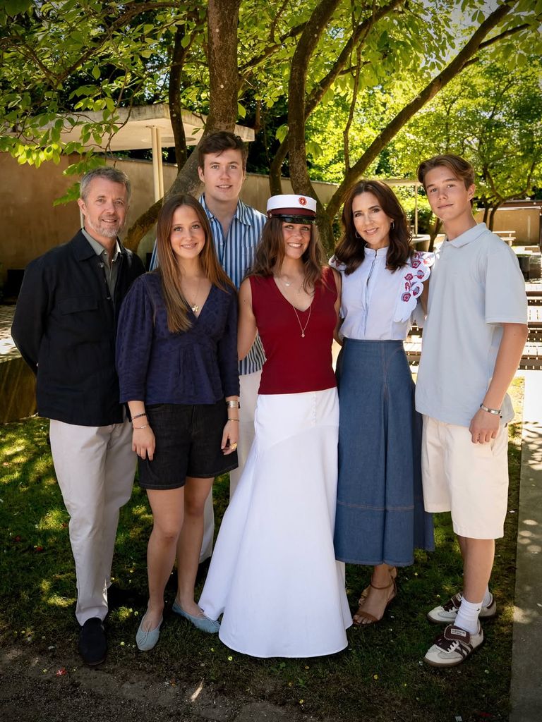 La Familia Real danesa posa en el acto de graduación