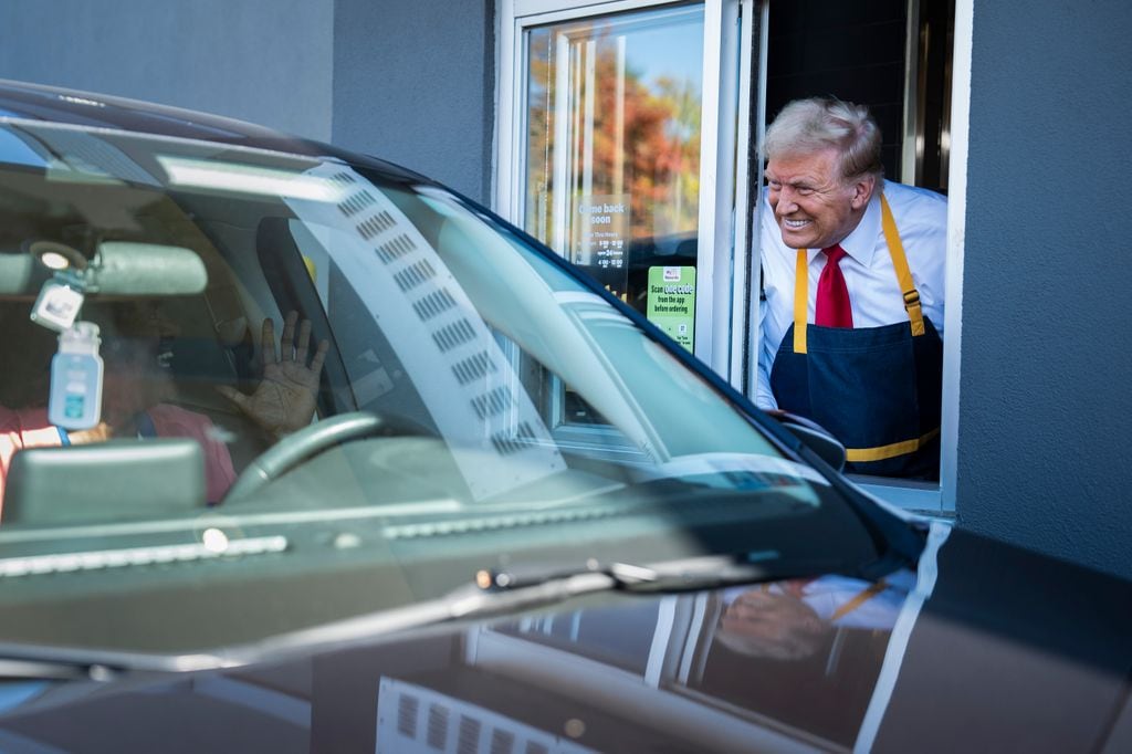 Donald Trump sirviendo en un McDonald's de Pensilvania el pasado 20 de octubre