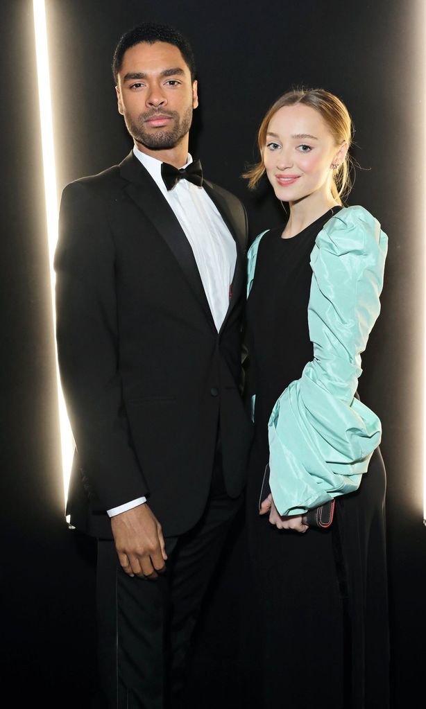 Rege-Jean Page y Phoebe Dynevor