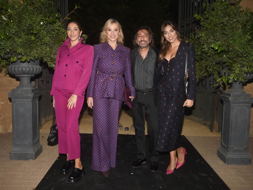 Antonio Carmona y Mariola Orellana posan junto a sus dos hijas, también cantantes, Lucía y Marina