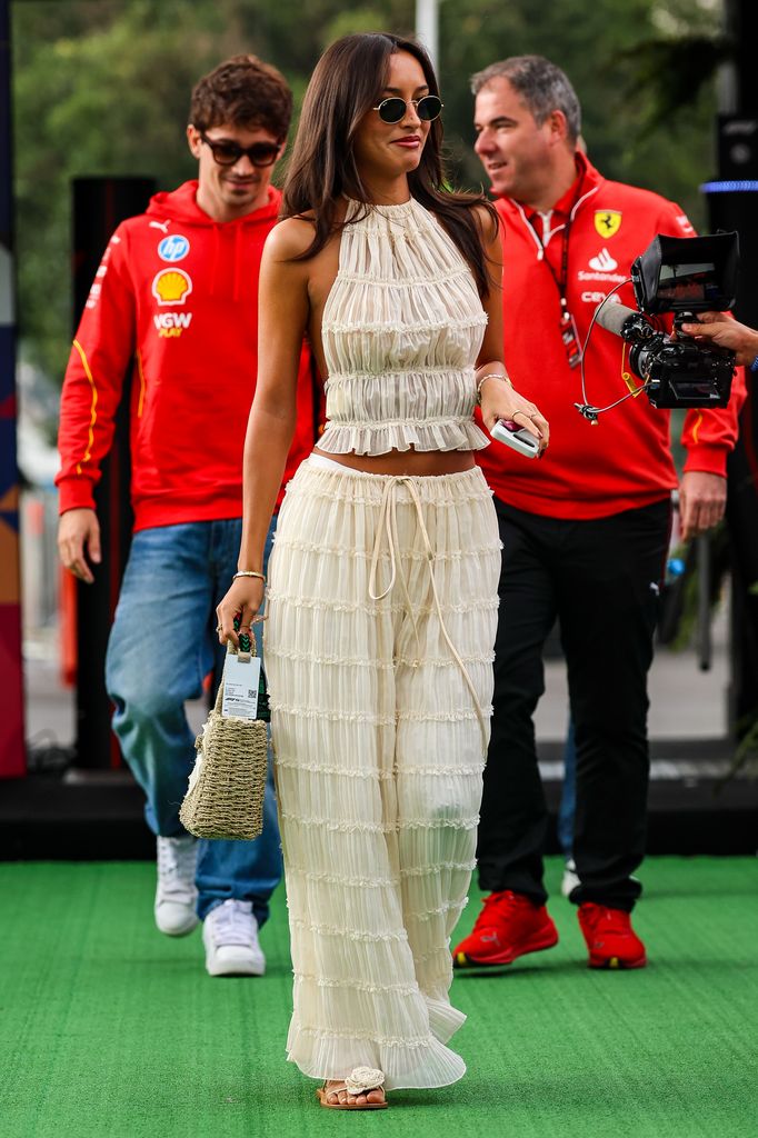 Plano entero de Alexandra Saint Mleux con conjunto de tul