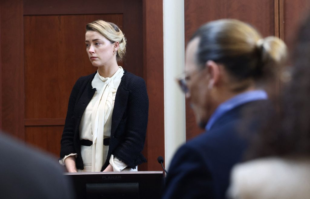 Amber Heard testificando durante el juicio contra Johnny Depp en la corte e Fairfax, Virginia, en mayo de 2022.