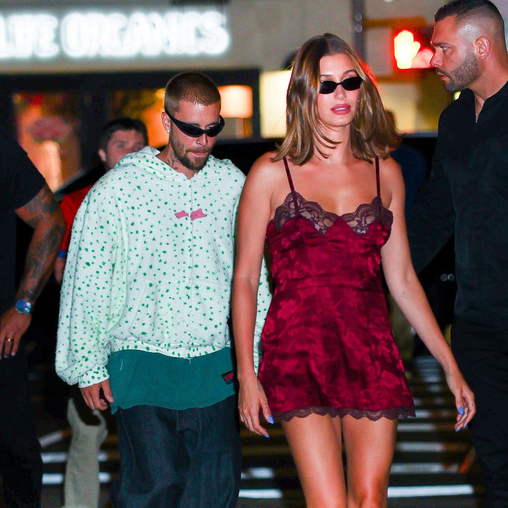 Hailey Bieber sorprendió con un tono inesperado para el verano 2026. 
