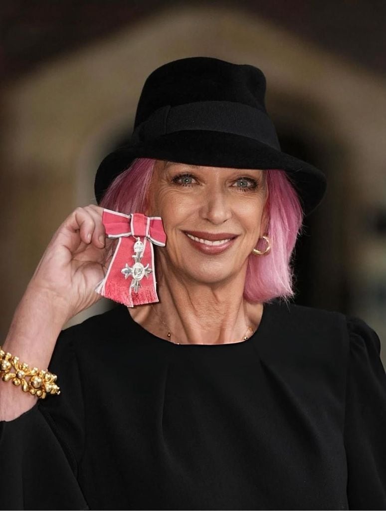 Mary Greenwell, maquilladora de Lady Di, recibiendo una condecoración de la familia real británica.