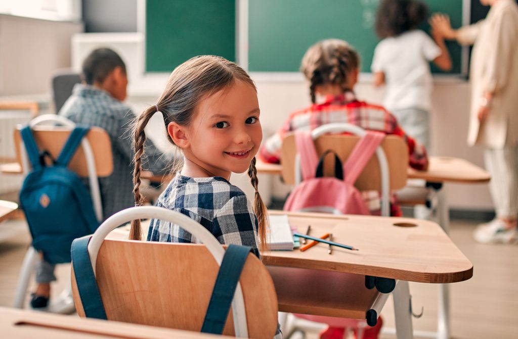 Niña en clase sonriente