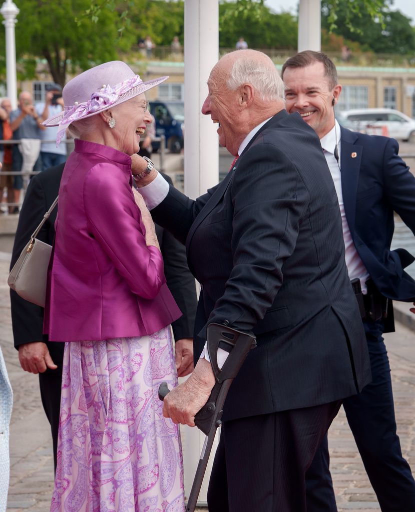 La reina Margarita de Dinamarca con el rey Harald