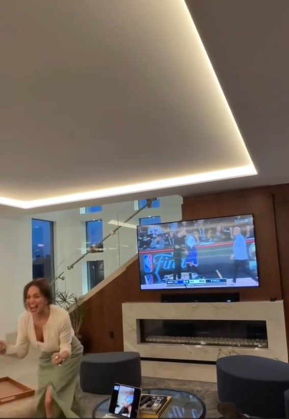 Jennifer Lopez celebrando la victoria de los New York Knicks