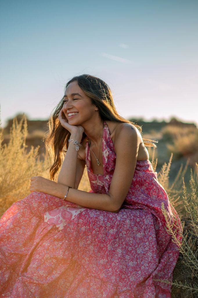 chica feliz en el campo