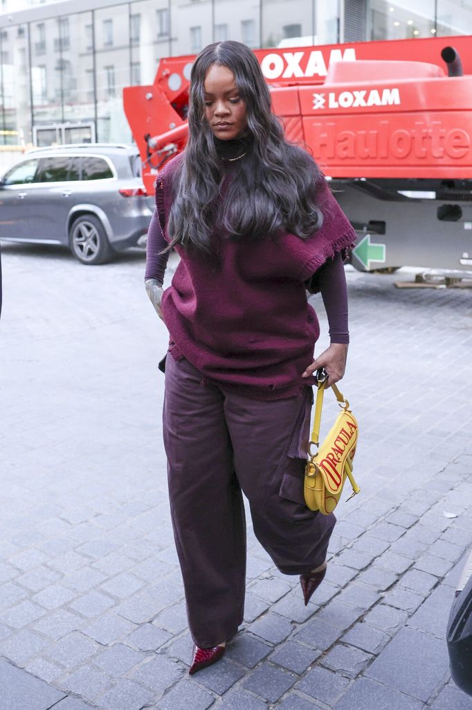 Rihanna con un bolso de Dior inspirado en la portada literaria de "Drácula". 