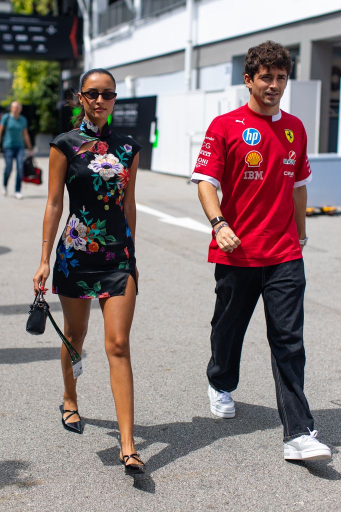 Alexandra Leclerc lleva un qipao en su paso por el Grand Prix de Singapur en 2025.