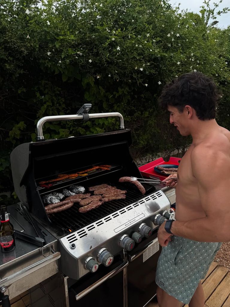 Marc Márquez. sin camiseta, prepara una barbacoa en Menorca