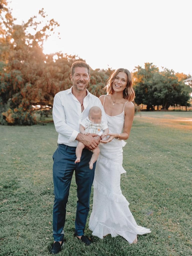 Carla Pereyra y Simeone con su nieto Faustino en su bautizo