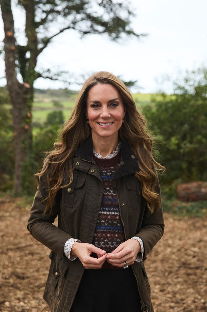 Kate Middleton posa con una chaqueta de Barbour y un jersey estampado en una imagen