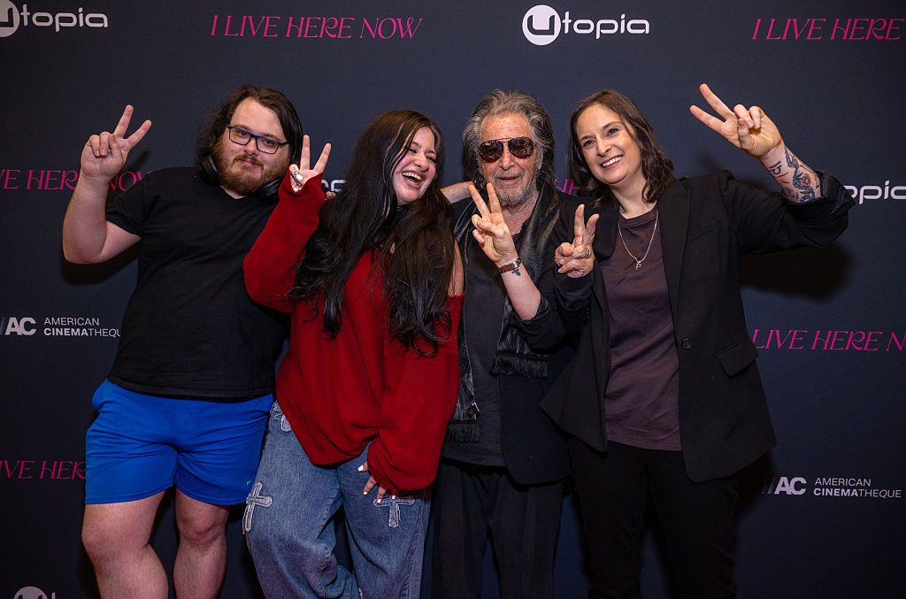 Al Pacino y sus hijos haciendo la señal de victoria