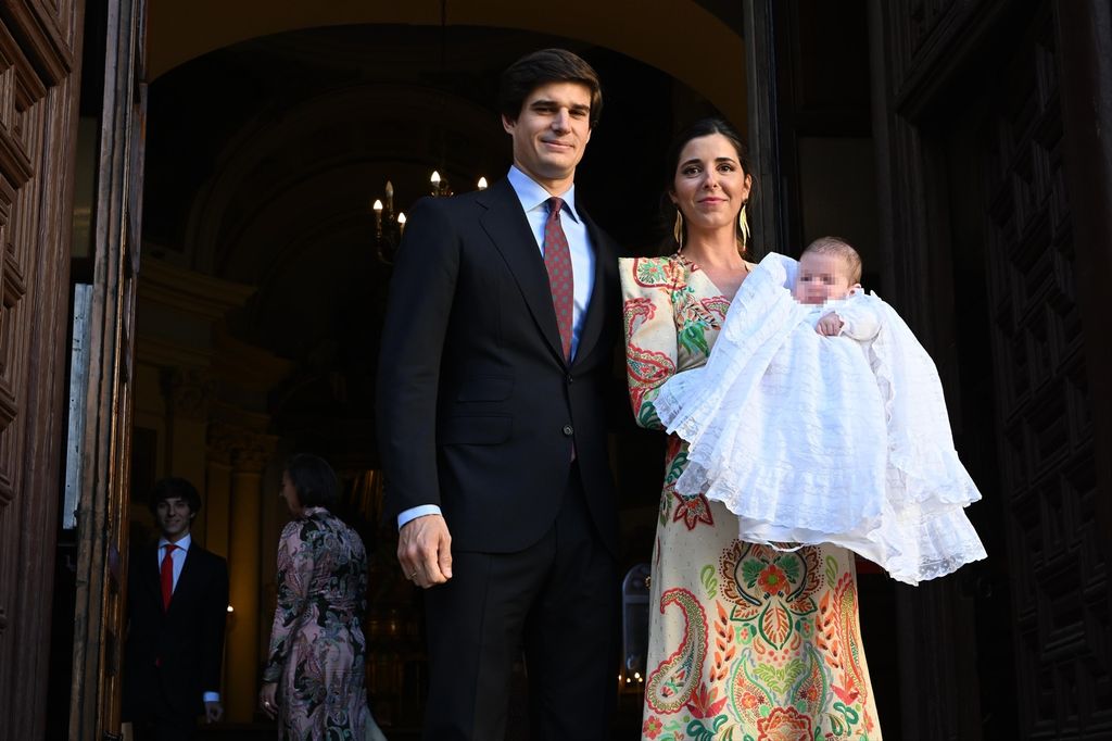 Los condes de Osorno en el bautizo de su primer niño, Carlos, en 2025 