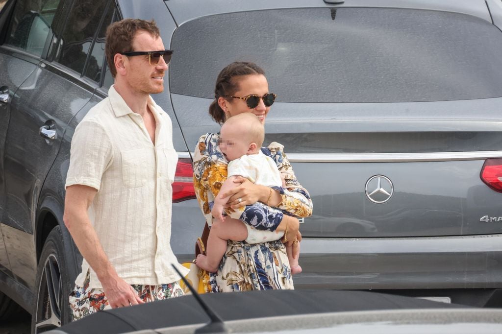 Alicia Vikander y Michael Fassbender con su hijo en Ibiza en agosto de 2021