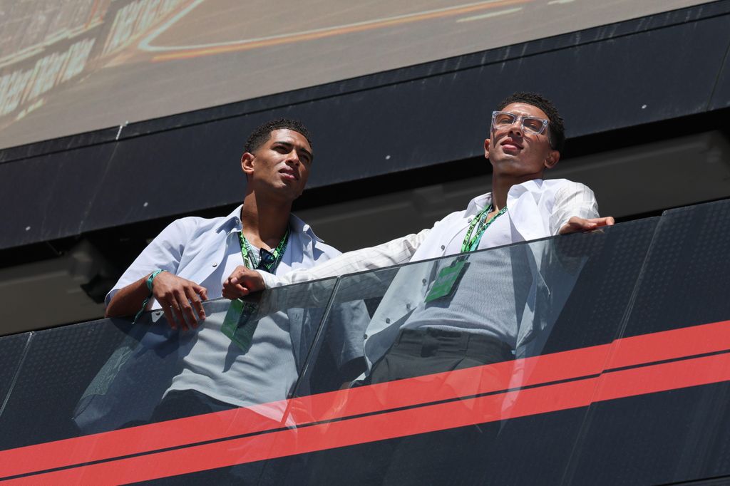 Jude y Jobe Bellingham ven la carrera desde la zona VIP del Madring