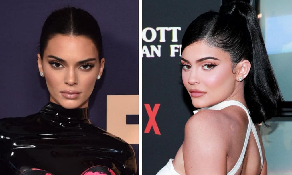 kendall jenner con cabello recogido y kylie jenner con cola alta ambas con labios nude