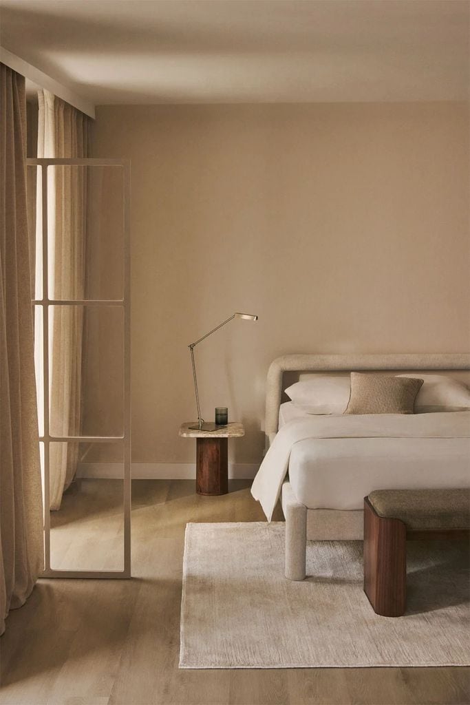 Dormitorio en tonos neutros