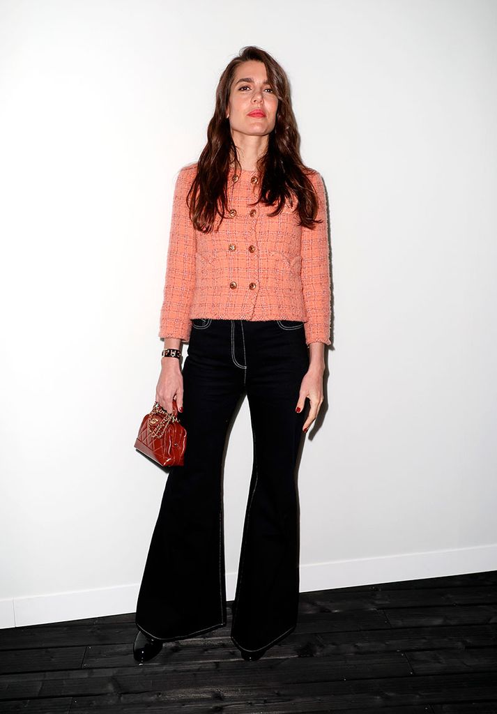 Carlota Casiraghi con pantalón acampanado en el desfile de Chanel en París