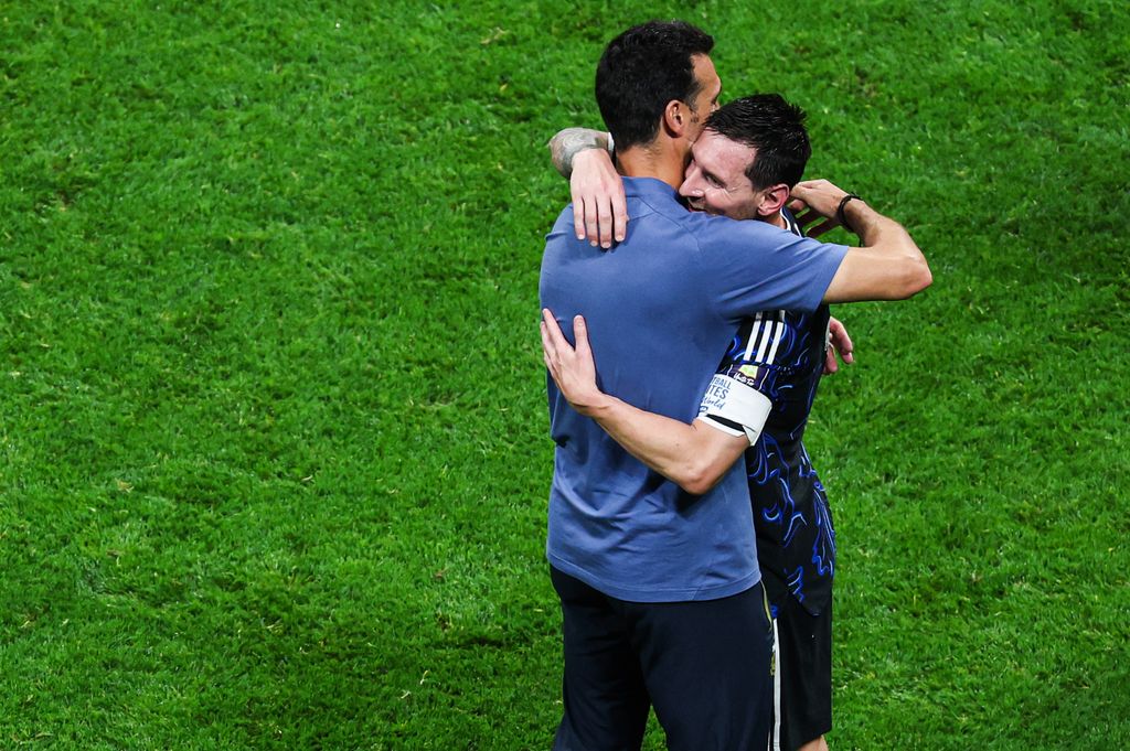 Abrazado a Leo Messi