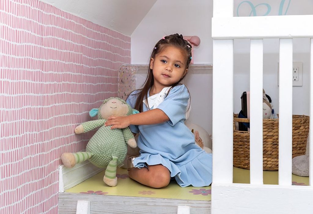 Capri Blu, hija de 'Chiquibaby', en su nueva casita de muñecas 