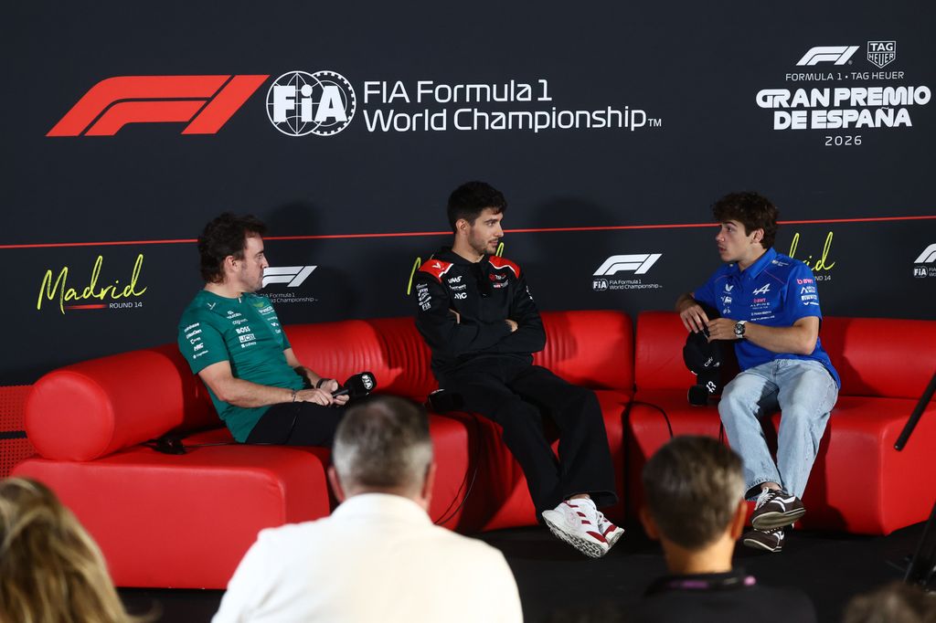 Fernando Alonso, Esteban Ocon y Haas and Franco Colapinto durante la rueda de prensa previa al GP de España