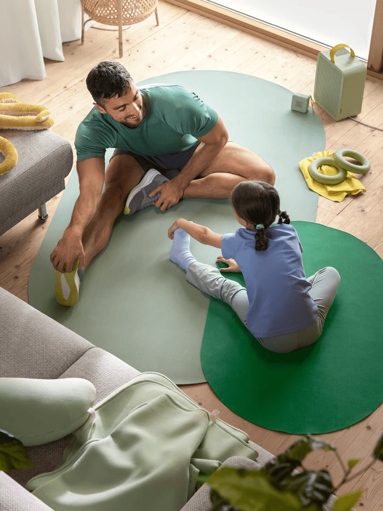 Padre e hija haciendo ejercicio