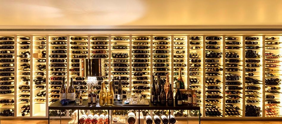 Añadas históricas de Vega Sicilia o Marqués de Riscal que no están a la venta: en la bodega de Rekondo, algunas botellas valen casi tanto como un cuadro.