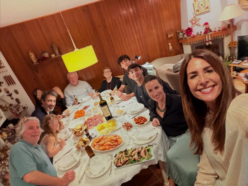 Nuria Roca, feliz junto a sus padres, su hermana y su sobrina en Valencia