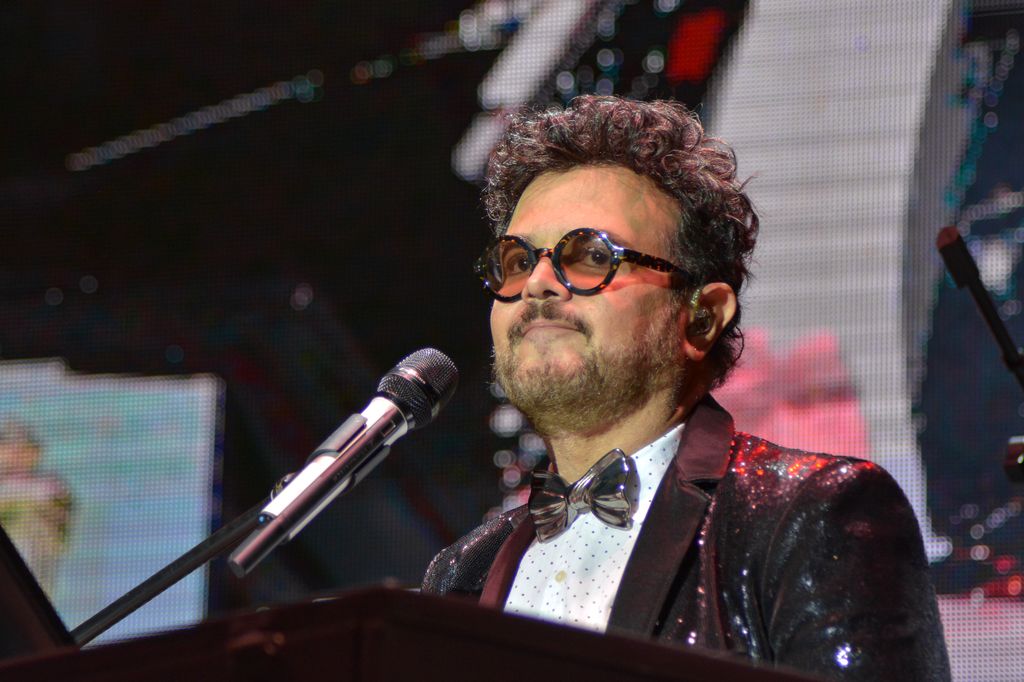 Aleks Syntek se despide de México y revela el origen de su molestia durante concierto