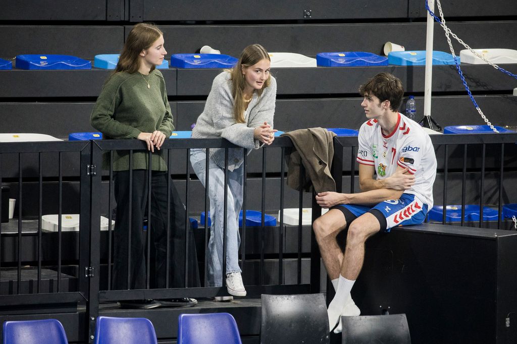 Irene Urdangarin y Johanna Zott hablando con Pablo Urdangarin en un partido