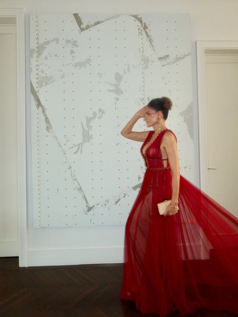 Adriana Abascal en una boda en París con vestido rojo de tul, 2026.