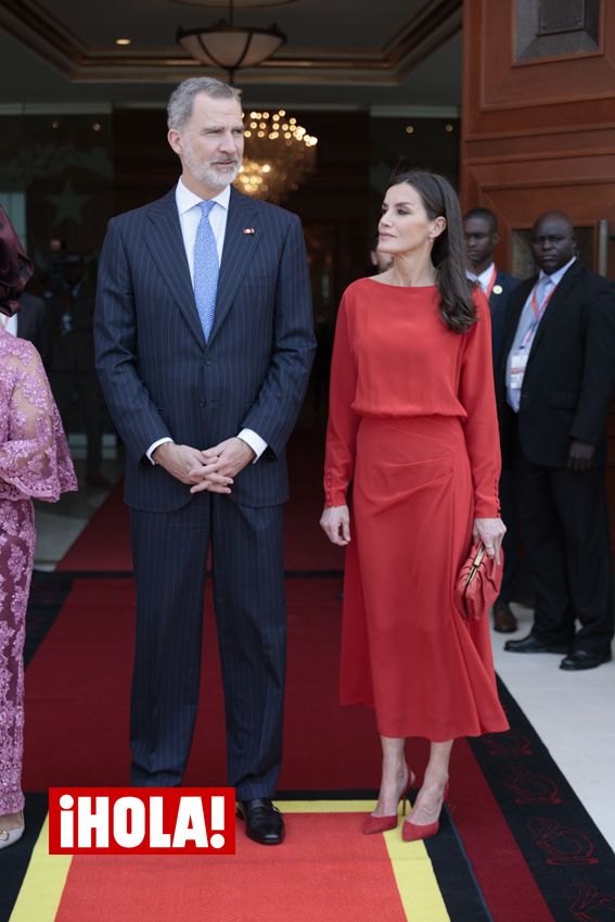 La reina Letizia repite un vestido rojo de Massimo Dutti en su último día en Angola