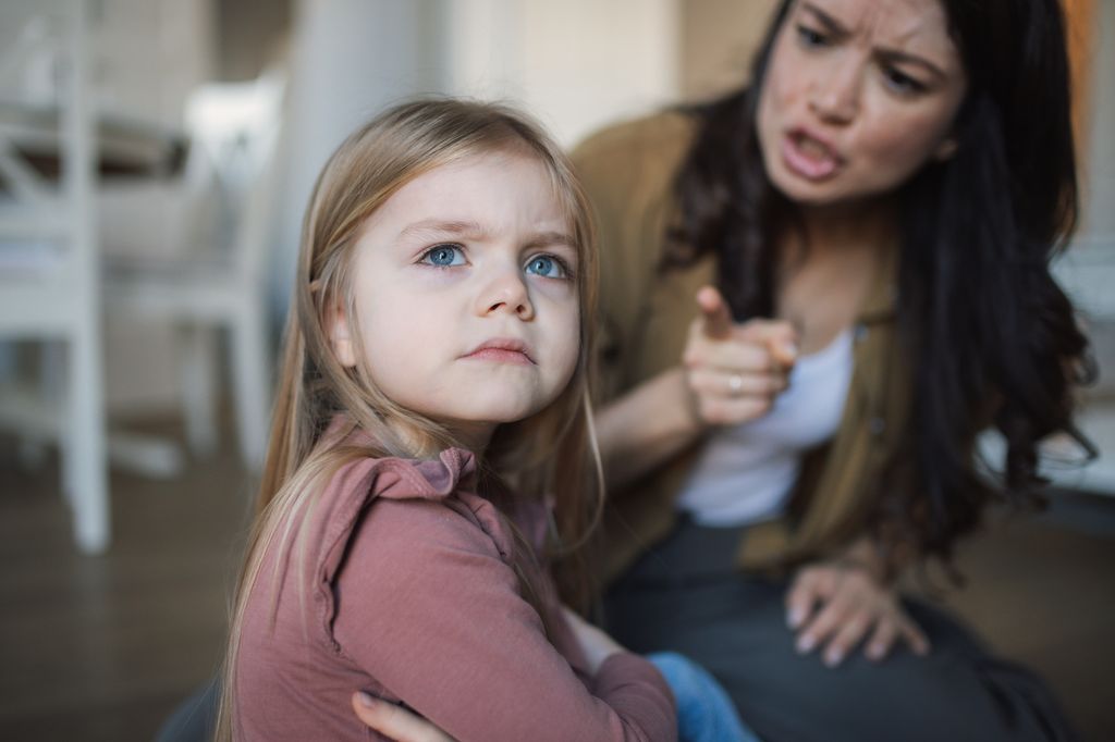 Madre regañando a su hija pequeña